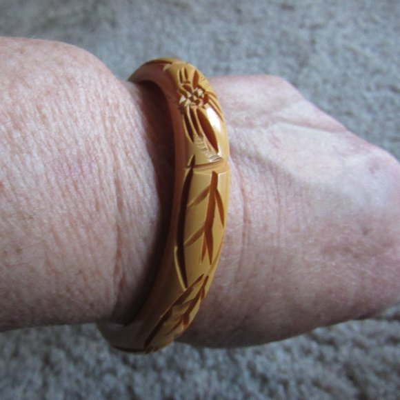 Vintage Jewelry - 1950s Butterscotch Carved Bakelite Bangle Bracelet